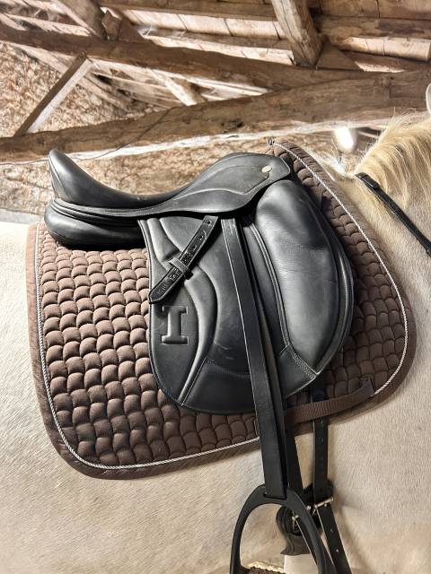Sella da dressage Ikonic  17" - 2025