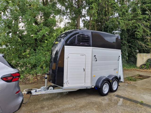 Trailer Humbaur Xhanthos Aero 2 Cavalli 2022 Occasione