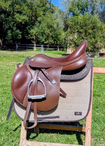 Sella da salto ostacoli Bates  17.5" - 2018