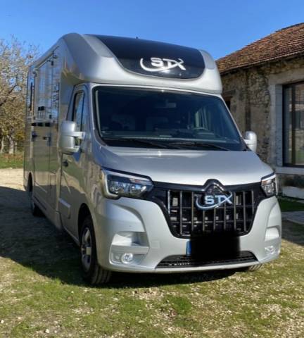 Van per Cavalli STX 5 places assises stalles 2021 Occasione