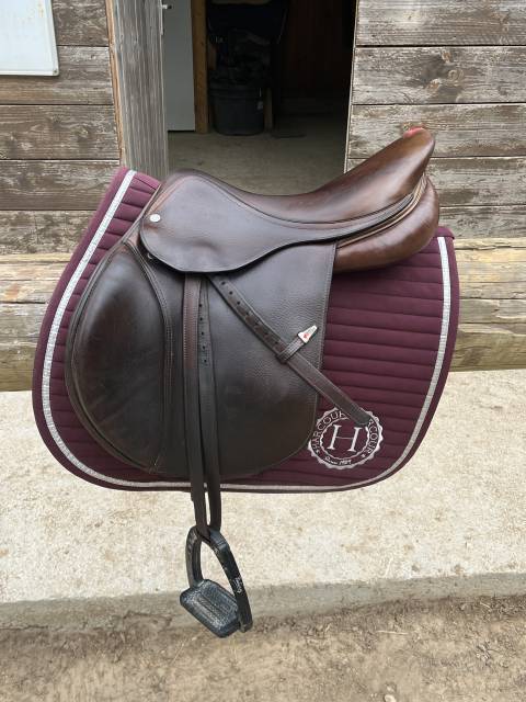 Sella da salto ostacoli Equipe  16.5" - 2023