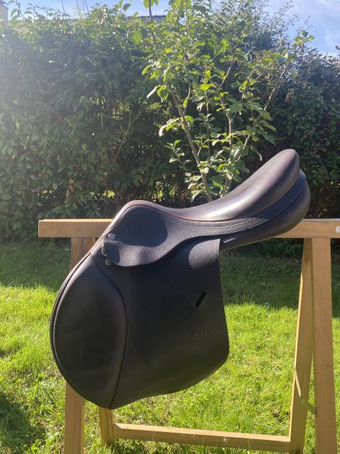 Sella da salto ostacoli Equipe  17" - 2023