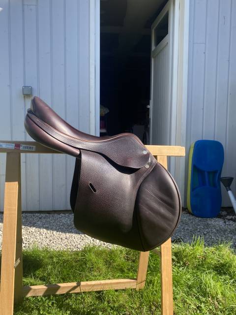 Sella da salto ostacoli Equipe  17" - 2023