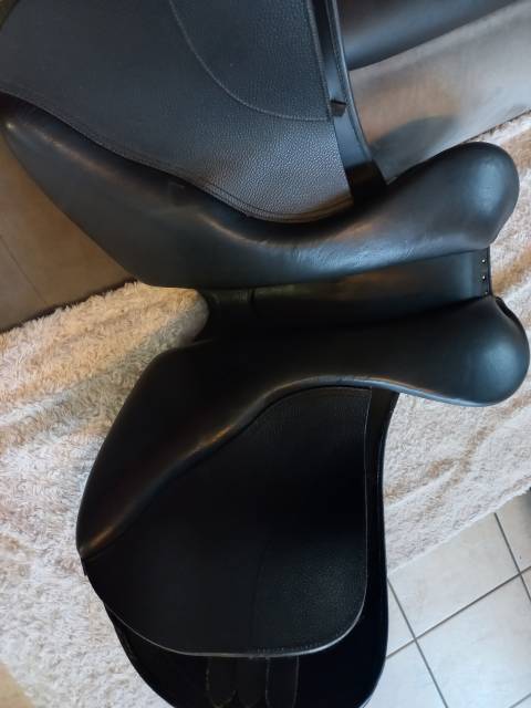 Sella da salto ostacoli Decathlon Modele Suprème  16.5" - 2024