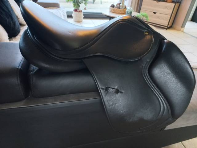 Sella da salto ostacoli Decathlon Modele Suprème  16.5" - 2024