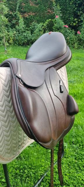 Sella da salto ostacoli Equipe  17.5" - 2024