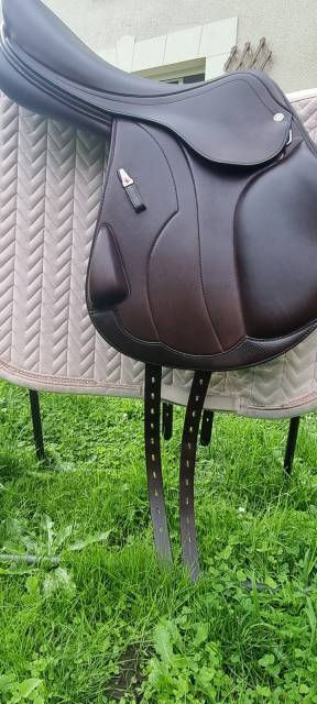 Sella da salto ostacoli Equipe  17.5" - 2024