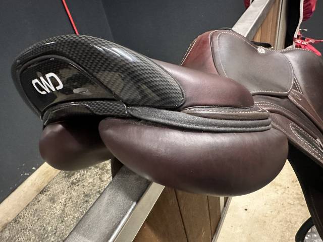 Sella da salto ostacoli CWD SE40 17" - 2025