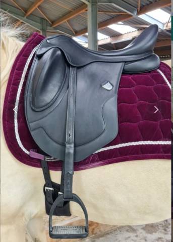 Sella da dressage Bates  17.5" - 2023