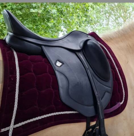 Sella da dressage Bates  17.5" - 2023