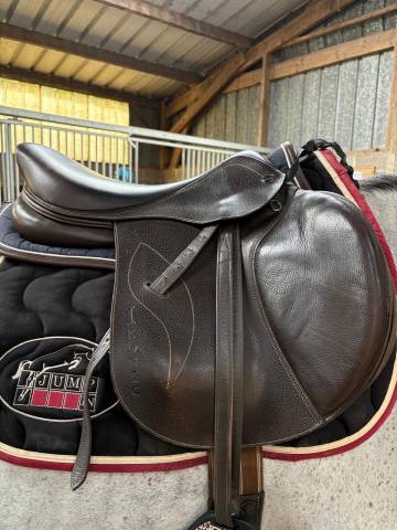 Sella da salto ostacoli Ikonic  17.5" - 2019