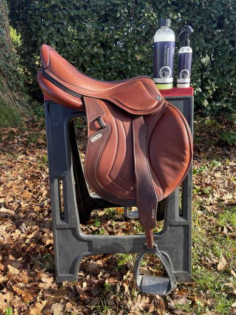 Sella da salto ostacoli CWD  17.5" - 2022