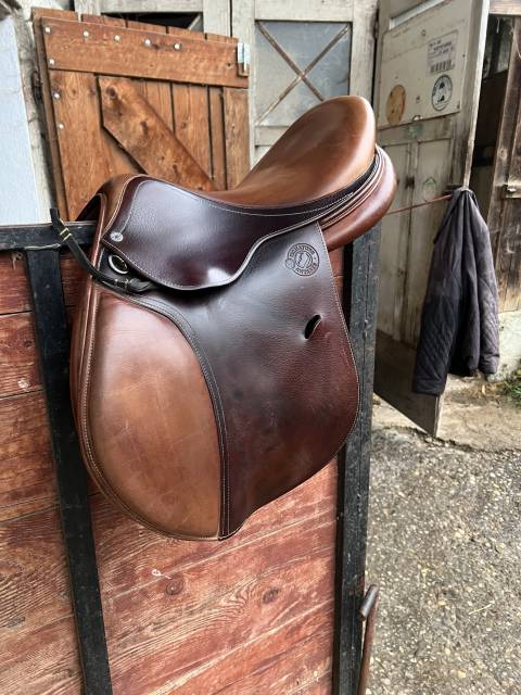 Sella da salto ostacoli Antarès  17" - 2018