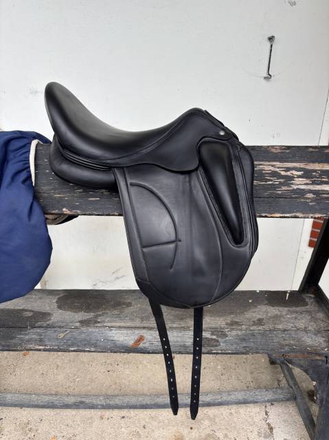 Sella da dressage Arion  18" - 2023