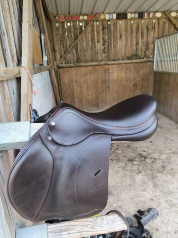 Sella da salto ostacoli Equipe  17.5" - 2023