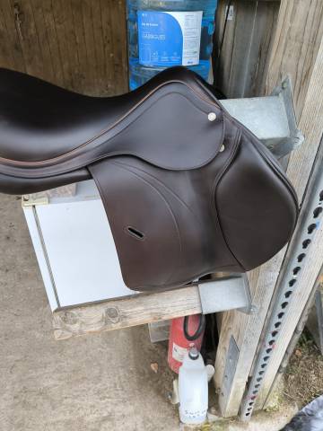 Sella da salto ostacoli Equipe  17.5" - 2023