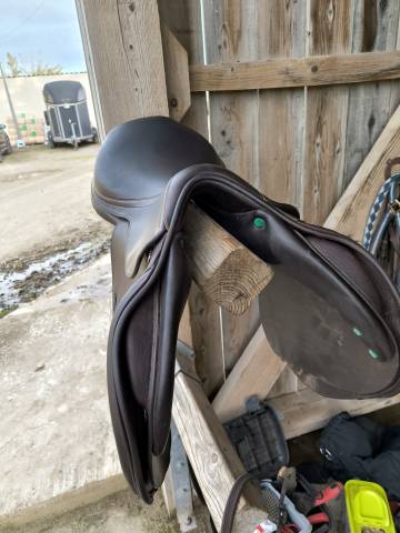 Sella da salto ostacoli Equipe  17.5" - 2023