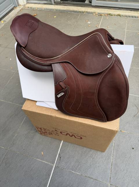 Sella da salto ostacoli CWD  17.5" - 2025