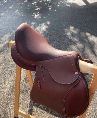 Sella da salto ostacoli CWD Optim 17.5" - 2024