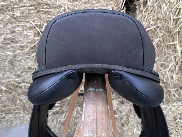 Sella da dressage Ikonic Selle de Dressage Pro Doublée Buffle 17.5" - 2018
