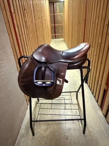 Sella da salto ostacoli Childeric  17" - 2015