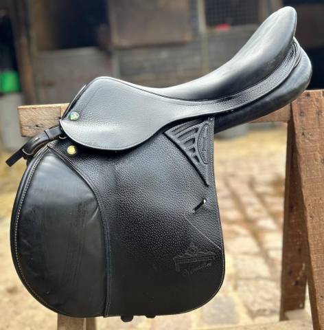 Sella da salto ostacoli Prestige Italia  18" - 2018