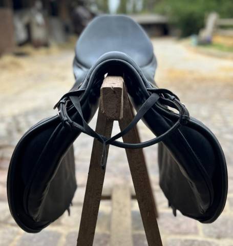 Sella da salto ostacoli Prestige Italia  18" - 2018