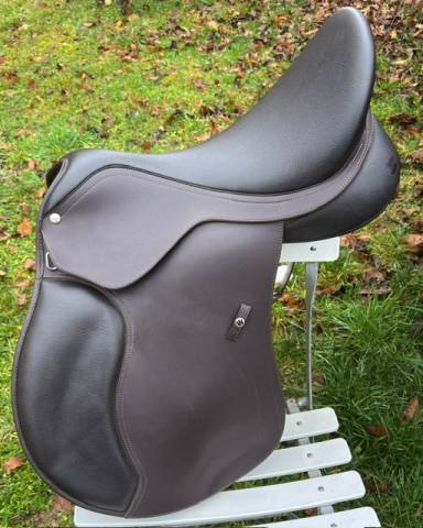 Sella sintetica Wintec  17" - 2025