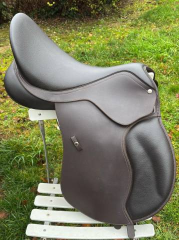 Sella sintetica Wintec  17" - 2025