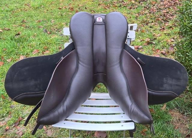 Sella sintetica Wintec  17" - 2025