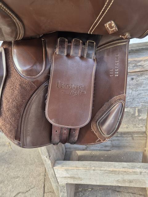 Sella mista Ikonic Light mixte 17.5" - 2022