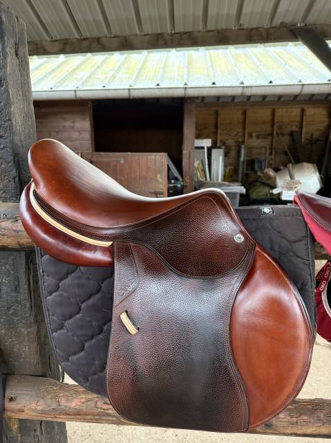 Sella da salto ostacoli CWD  17.5" - 2023