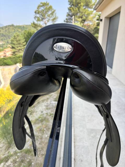 Sella da dressage Ikonic  17.5" - 2024