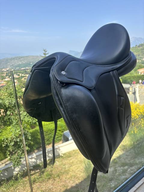 Sella da dressage Ikonic  17.5" - 2024