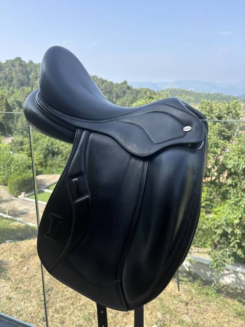 Sella da dressage Ikonic  17.5" - 2024