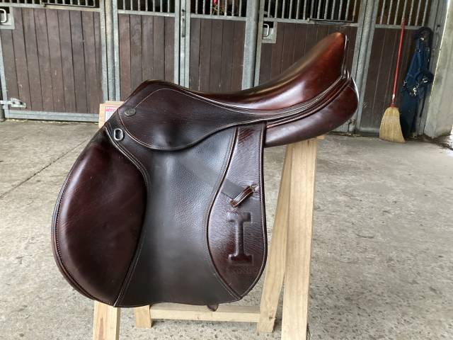 Sella da salto ostacoli Ikonic  17.5" - 2016