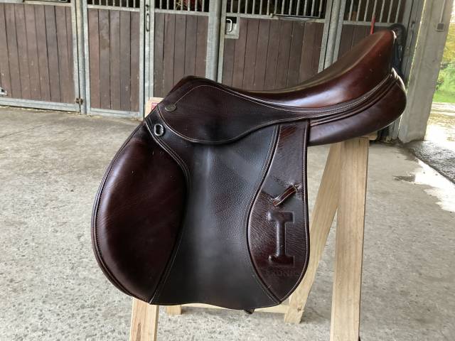 Sella da salto ostacoli Ikonic  17.5" - 2016