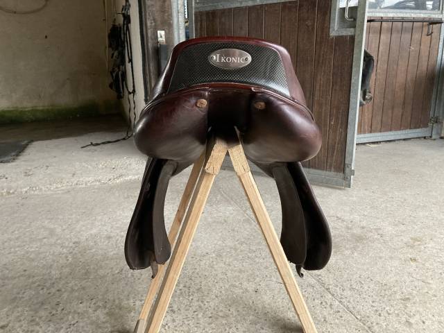 Sella da salto ostacoli Ikonic  17.5" - 2016