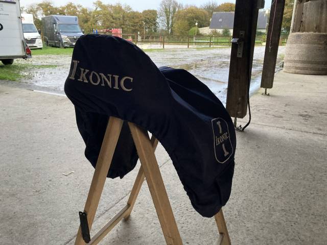 Sella da salto ostacoli Ikonic  17.5" - 2016