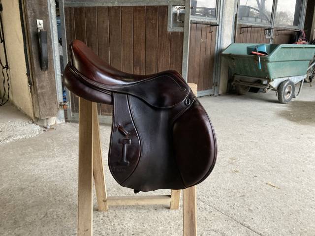 Sella da salto ostacoli Ikonic  17.5" - 2016