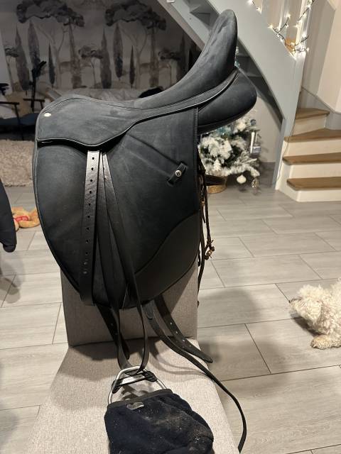 Sella da dressage Wintec  18" - 2023