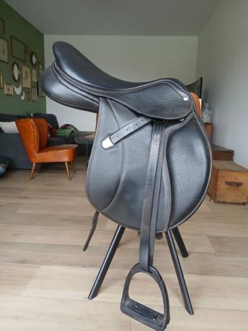 Sella da salto ostacoli Bates  17" - 2017