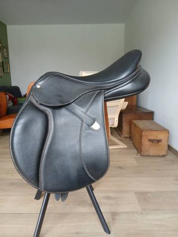 Sella da salto ostacoli Bates  17" - 2017