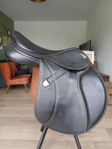 Sella da salto ostacoli Bates  17" - 2017