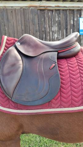 Sella da salto ostacoli CWD  17" - 2017