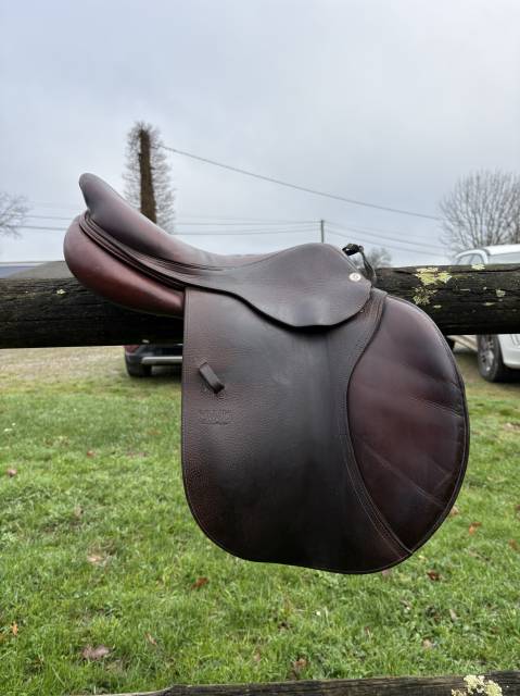 Sella da salto ostacoli CWD SE01 17.5" - 2018