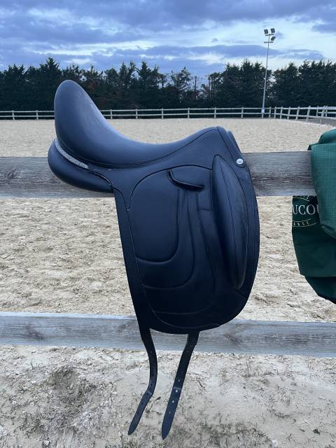Sella da dressage Devoucoux  18" - 2024