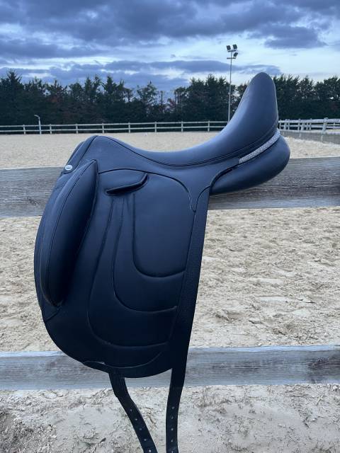Sella da dressage Devoucoux  18" - 2024