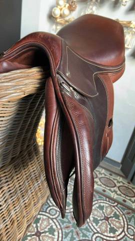 Sella da salto ostacoli Ikonic &eacute;lite line  17.5" - 2022