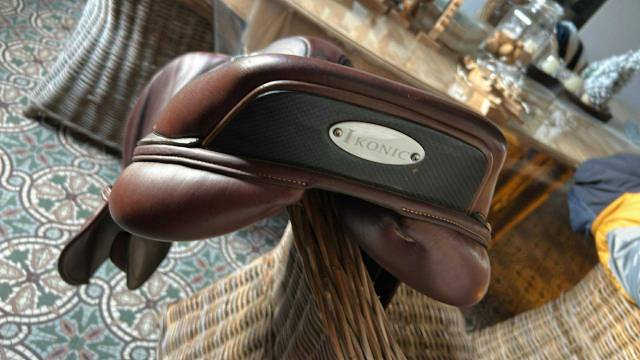 Sella da salto ostacoli Ikonic &eacute;lite line  17.5" - 2022